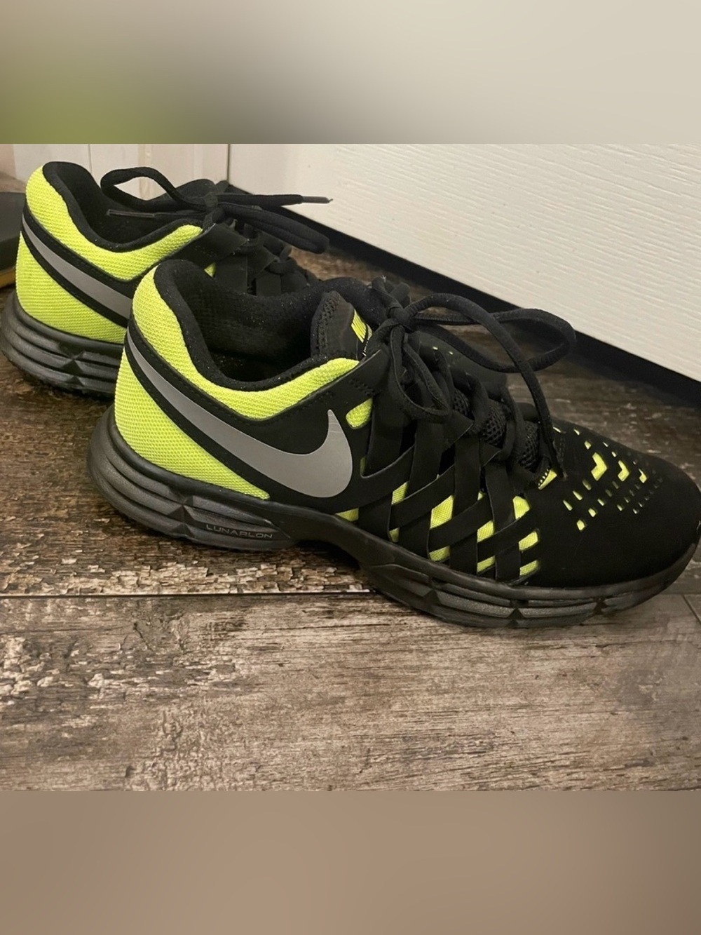 Nike Men’s sz 8.5/ Women’s sz 10.5 Black and Neon Yellow Running Shoes EUC